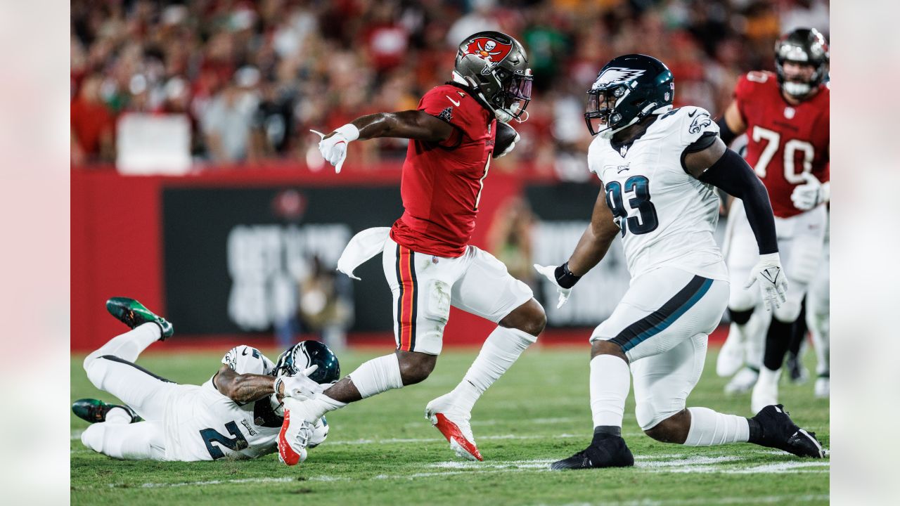 TAMPA, FL - AUGUST 13: Tampa Bay Buccaneers runningback Rachaad White (29)  warms up before the preseason game between the Miami Dolphins and the Tampa  Bay Buccaneers on August 13, 2022 at