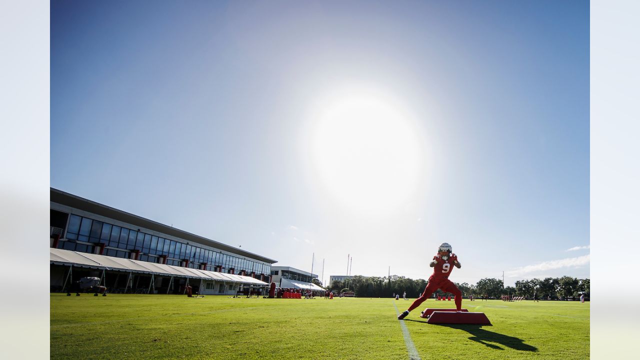 Tampa Bay Buccaneers linebacker Joe Tryon-Shoyinka stretches during an NFL  football training camp practice Friday, Aug. 5, 2022, in Tampa, Fla. (AP  Photo/Chris O'Meara Stock Photo - Alamy