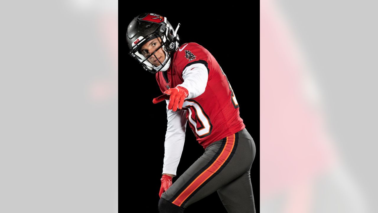 Nov 14, 2021; Landover, MD USA; Tampa Bay Buccaneers wide receiver Jaelon  Darden (1) catches a pass before an NFL game at FedEx Field. The Washington  Stock Photo - Alamy