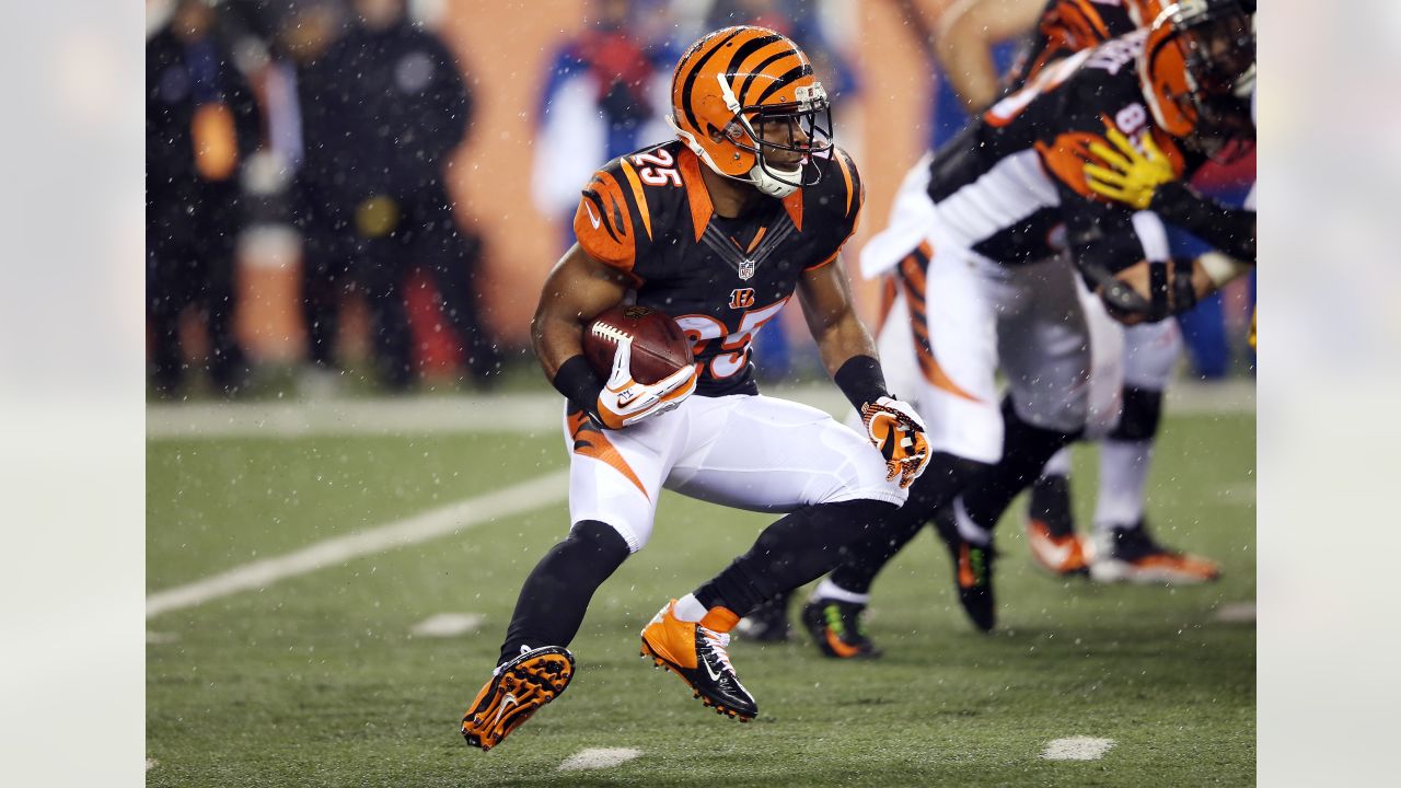 Source - RB Giovani Bernard returning to Tampa Bay Buccaneers on