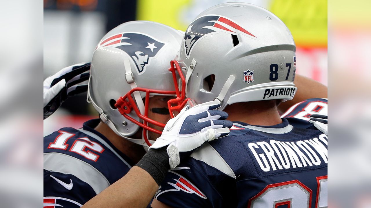 Las Vegas Raiders tight end Jason Witten talks with a coach at the bench  during an NFL football game against the New England Patriots at Gillette  Stadium, Sunday, Sept. 27, 2020 in