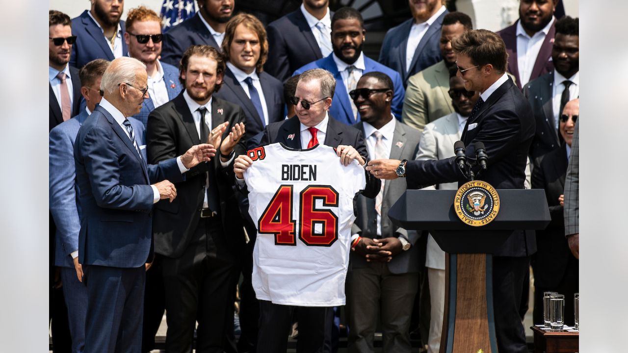 Tom Brady, Super Bowl champion Buccaneers visit Biden at the White House -  The Globe and Mail