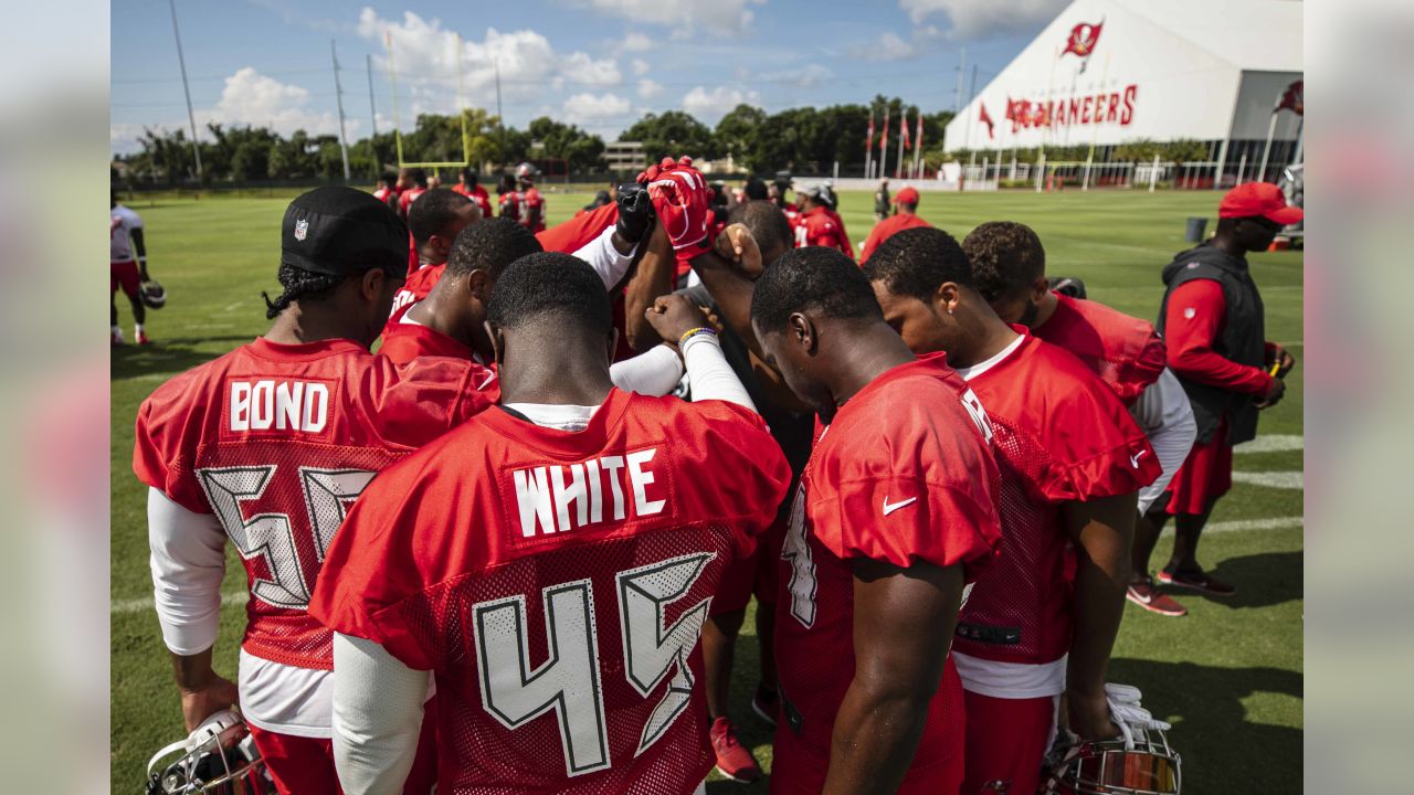 Bond Between Linebackers Devin White and Kevin Minter Comes Full