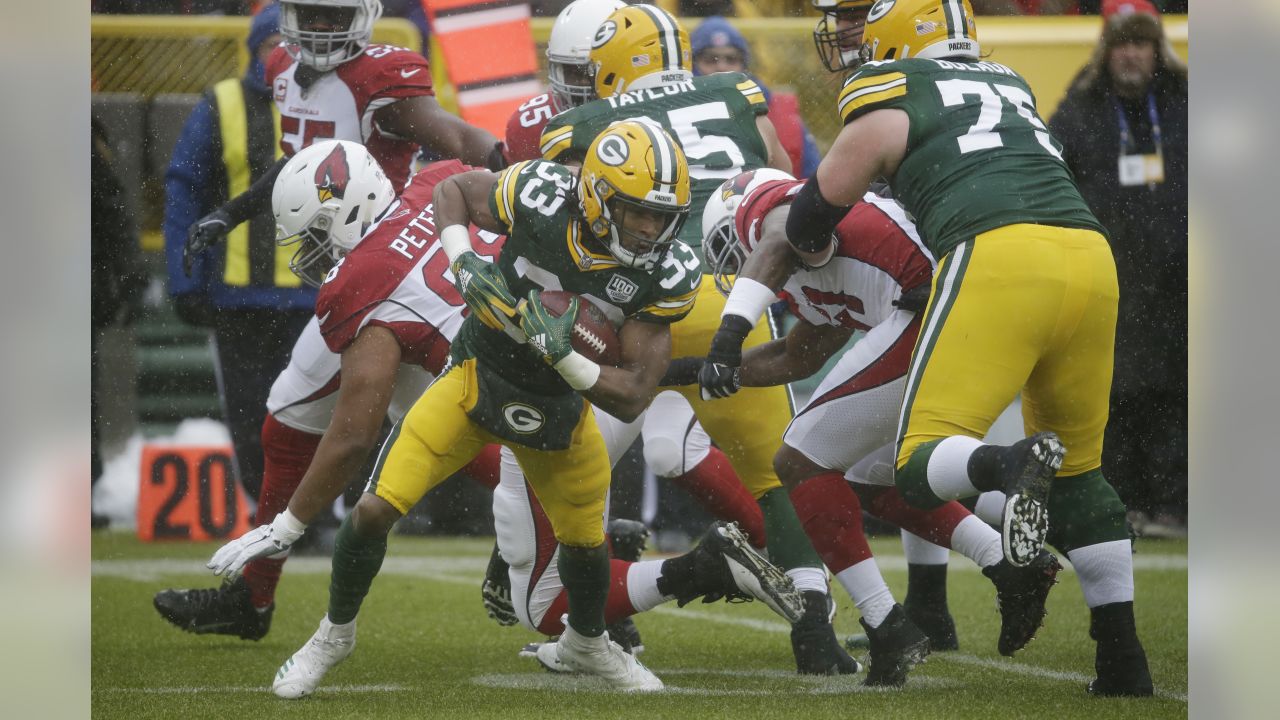 Green Bay Packers running back Aaron Jones gains 51 yards on nifty  play-action bootleg screen pass