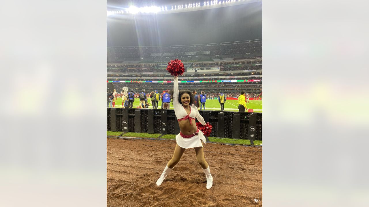 PHOTOS: Cheerleaders Go To Mexico City