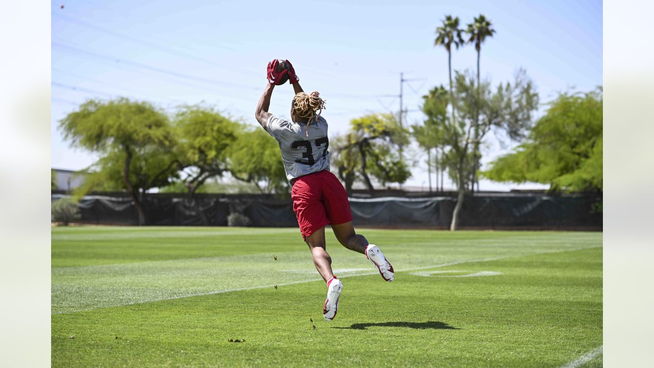 Arizona Cardinals rookie B.J. Ojulari works out during an NFL football mini  camp, Friday, May 12, 2023, in Tempe, Ariz. (AP Photo/Matt York Stock Photo  - Alamy