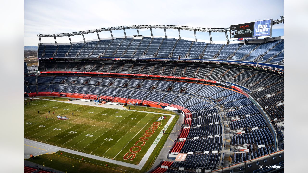 ARRIVAL PHOTOS: Cardinals Arrive For The Broncos Game