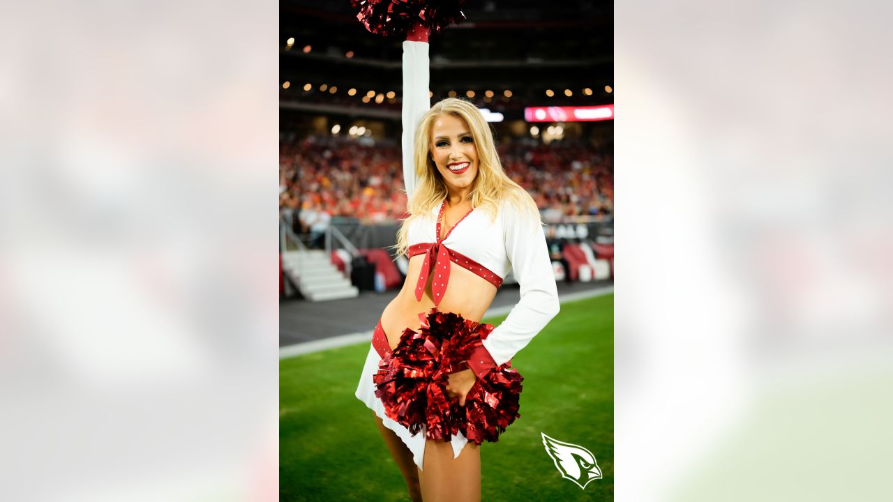 Titans Cheerleader Catches Punt with Poms