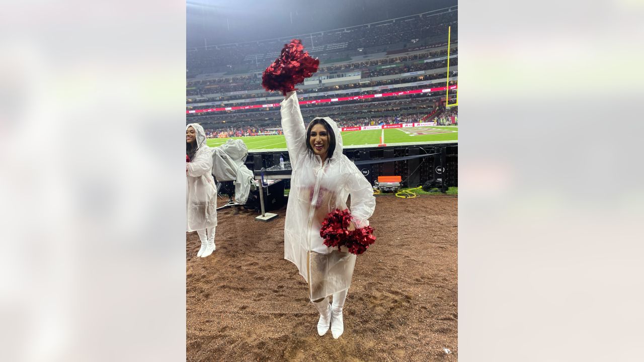 PHOTOS: Cheerleaders Go To Mexico City