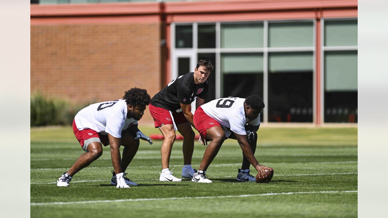 Arizona Cardinals rookie B.J. Ojulari works out during an NFL football mini  camp, Friday, May 12, 2023, in Tempe, Ariz. (AP Photo/Matt York Stock Photo  - Alamy