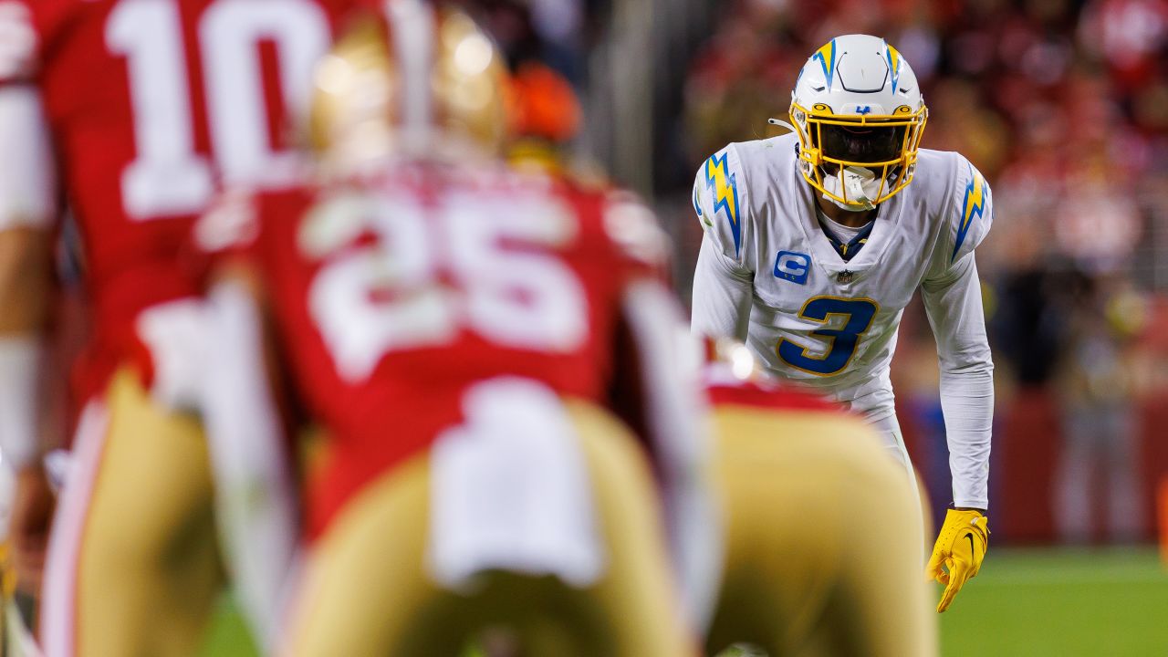 Los Angeles Chargers linebacker Khalil Mack (52) against the Denver Broncos  in an NFL football game, Monday, Oct. 17, 2022, in Inglewood, Calif.  Chargers won 19-16. (AP Photo/Jeff Lewis Stock Photo - Alamy