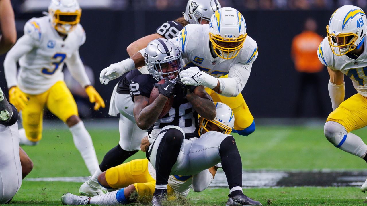 Los Angeles Chargers linebacker Khalil Mack (52) against the Denver Broncos  in an NFL football game, Monday, Oct. 17, 2022, in Inglewood, Calif.  Chargers won 19-16. (AP Photo/Jeff Lewis Stock Photo - Alamy