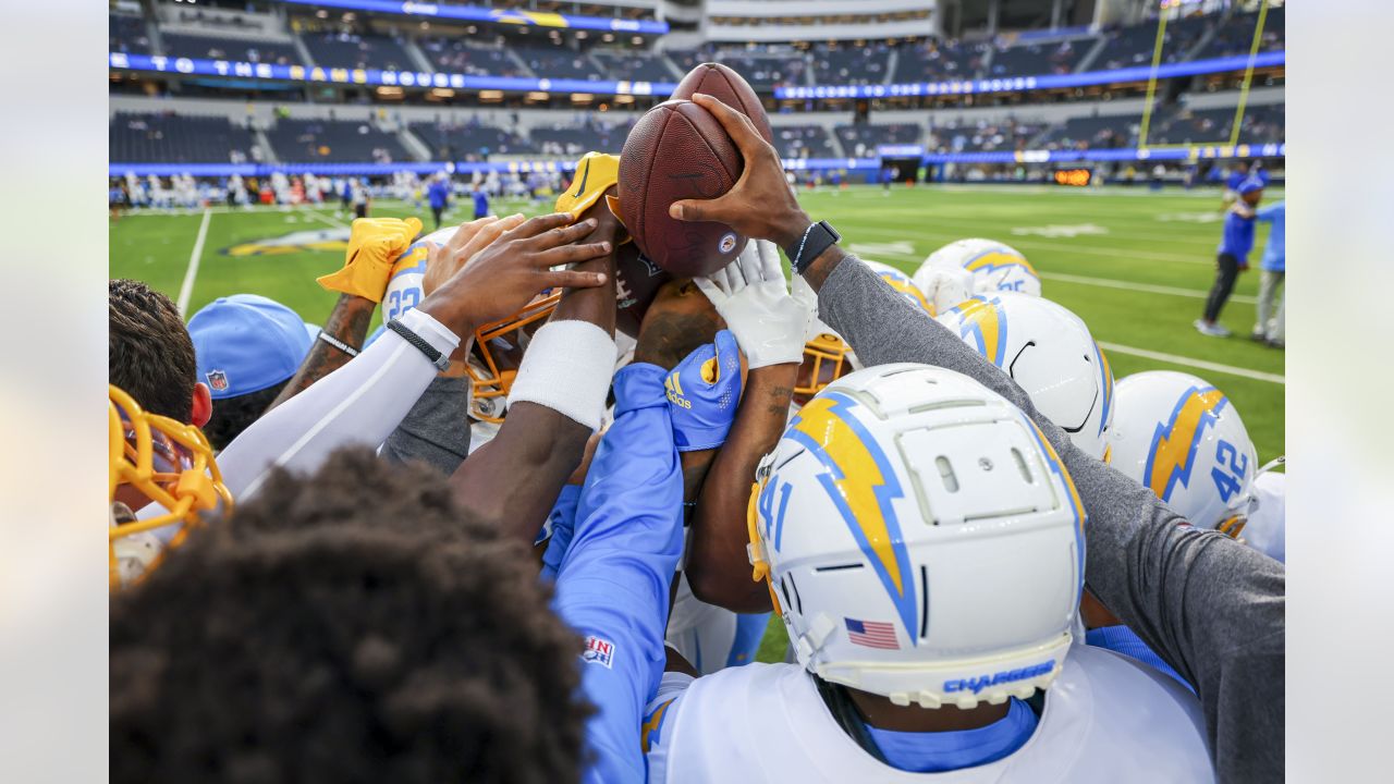 Chargers Training Camp: Fans excited for football season - CBS Los Angeles