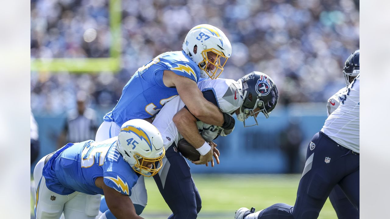 Titans snap 8-game skid with 27-24 win over Chargers