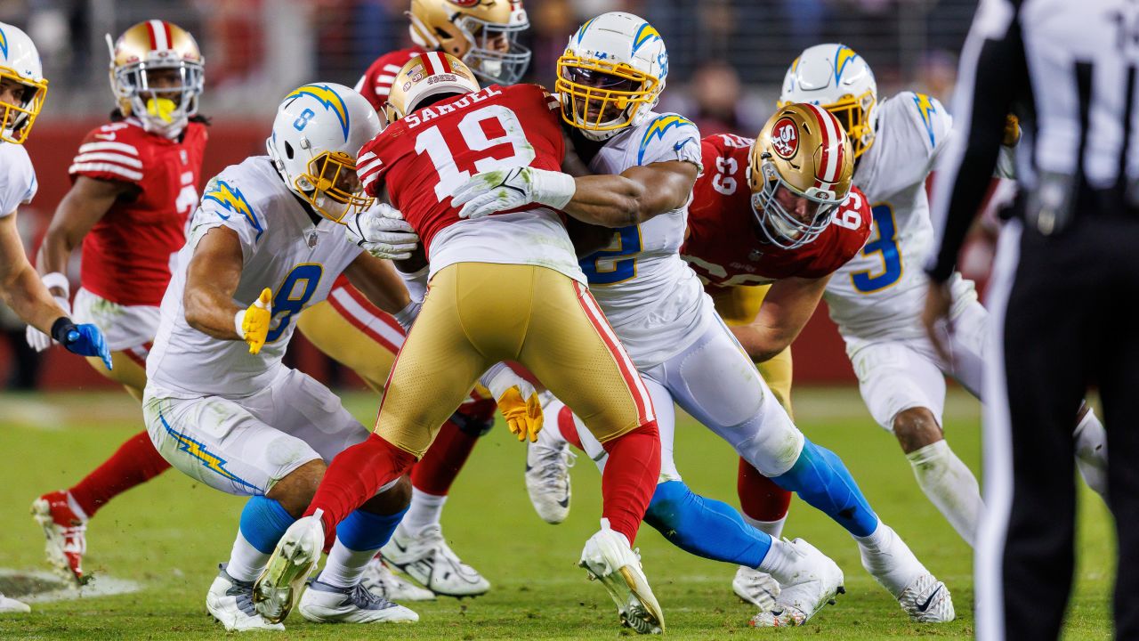 Los Angeles Chargers linebacker Khalil Mack (52) against the Denver Broncos  in an NFL football game, Monday, Oct. 17, 2022, in Inglewood, Calif.  Chargers won 19-16. (AP Photo/Jeff Lewis Stock Photo - Alamy