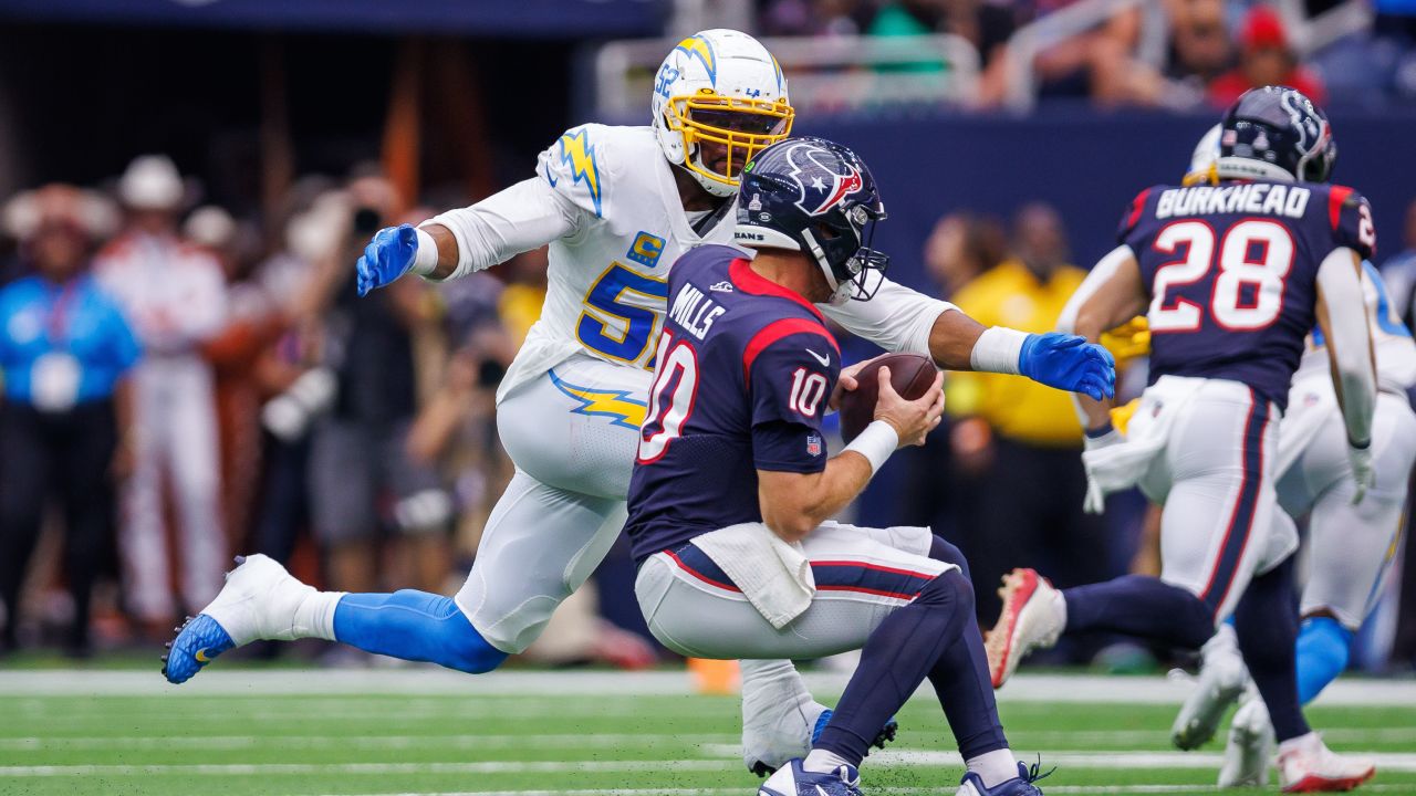 Los Angeles Chargers linebacker Khalil Mack (52) against the Denver Broncos  in an NFL football game, Monday, Oct. 17, 2022, in Inglewood, Calif.  Chargers won 19-16. (AP Photo/Jeff Lewis Stock Photo - Alamy