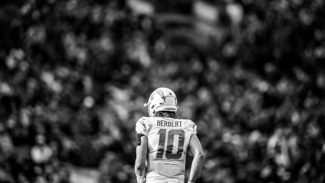 JUSTIN HERBERT  Chargers football, Nfl football wallpaper, Cute football  players