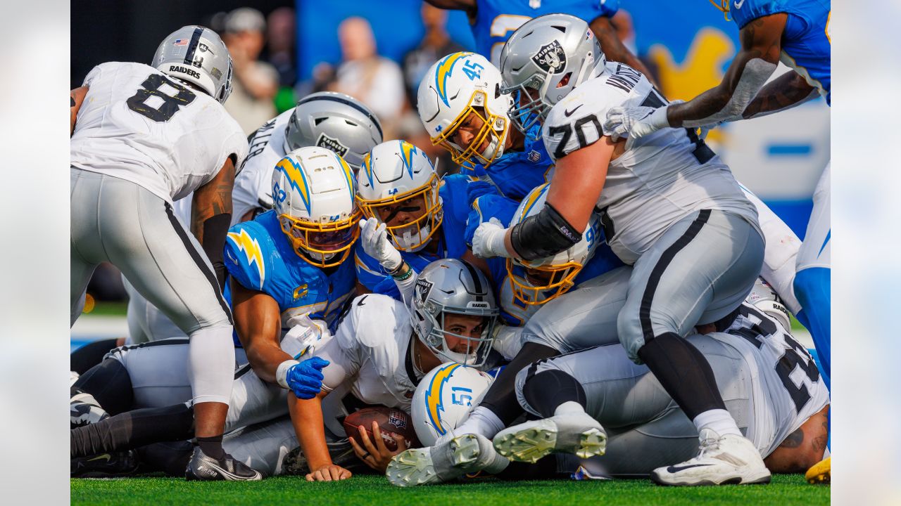 Raiders Beat Chargers to Claim Playoff Spot - The New York Times