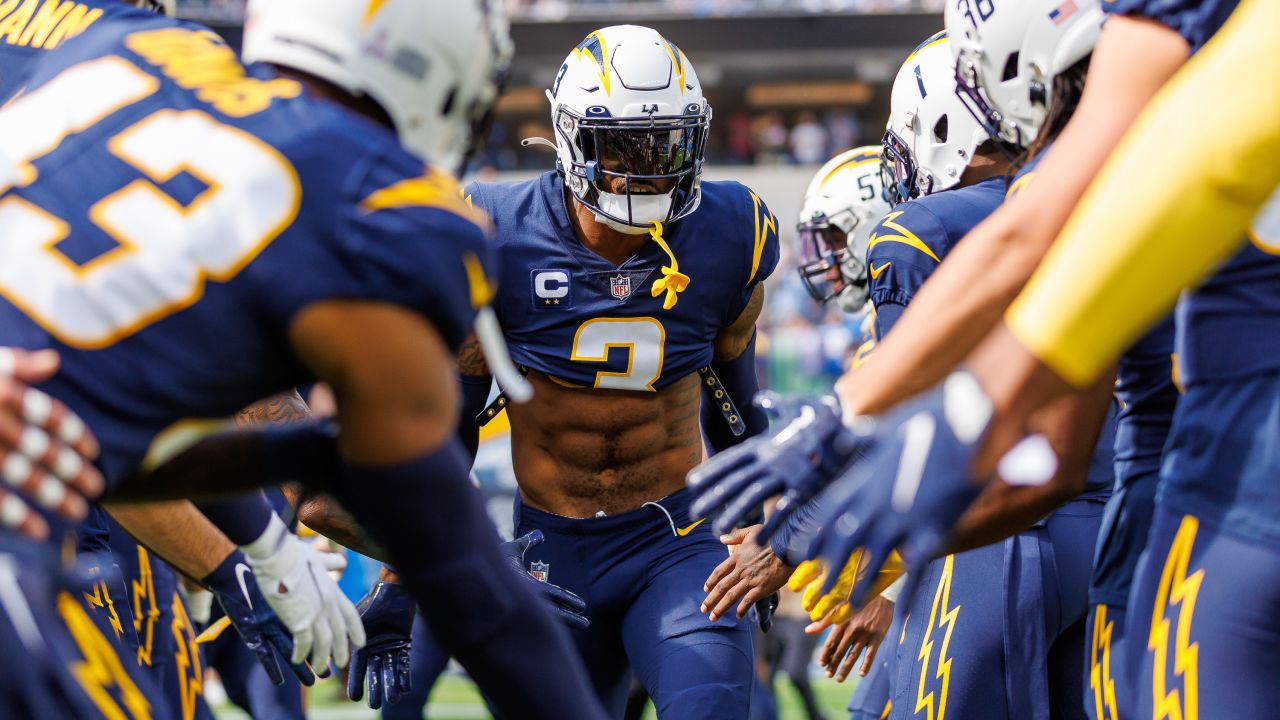 Los Angeles Chargers linebacker Khalil Mack (52) against the Denver Broncos  in an NFL football game, Monday, Oct. 17, 2022, in Inglewood, Calif.  Chargers won 19-16. (AP Photo/Jeff Lewis Stock Photo - Alamy