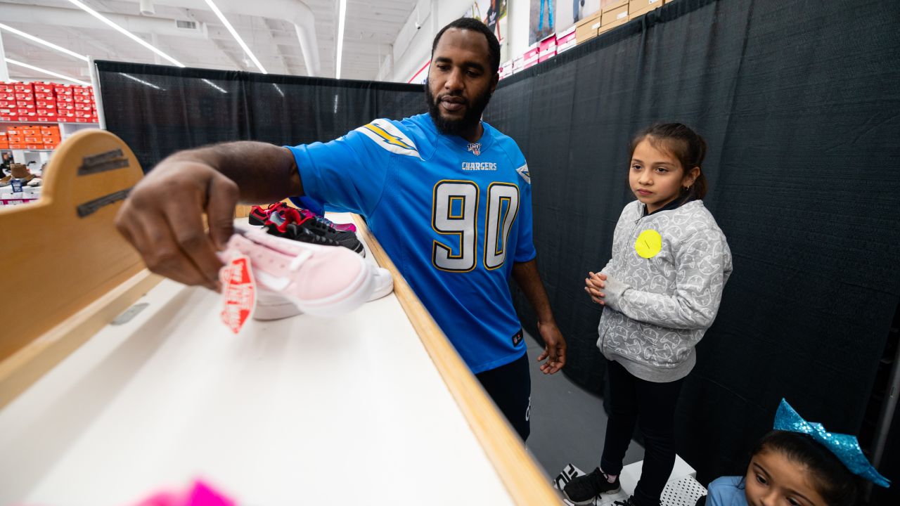 Chargers players join Santa Ana elementary school students for shoe  giveaway – Orange County Register