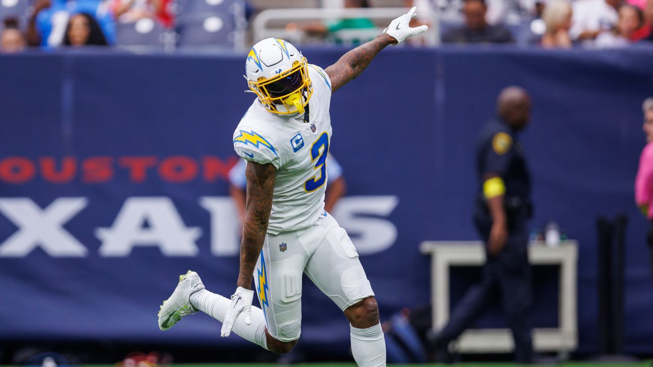 Los Angeles Chargers linebacker Khalil Mack (52) against the Denver Broncos  in an NFL football game, Monday, Oct. 17, 2022, in Inglewood, Calif.  Chargers won 19-16. (AP Photo/Jeff Lewis Stock Photo - Alamy