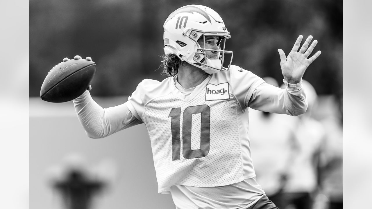 Chargers' Justin Herbert becomes latest QB to torch Jonathan