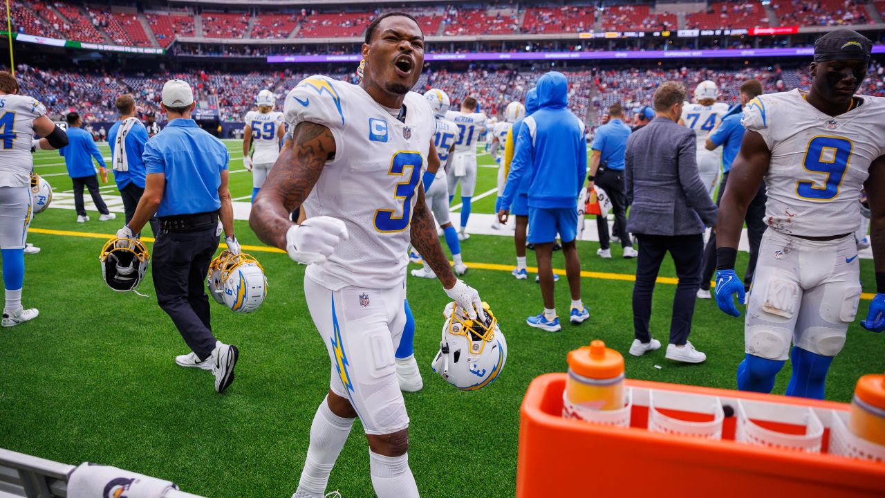 Los Angeles Chargers linebacker Khalil Mack (52) against the Denver Broncos  in an NFL football game, Monday, Oct. 17, 2022, in Inglewood, Calif.  Chargers won 19-16. (AP Photo/Jeff Lewis Stock Photo - Alamy