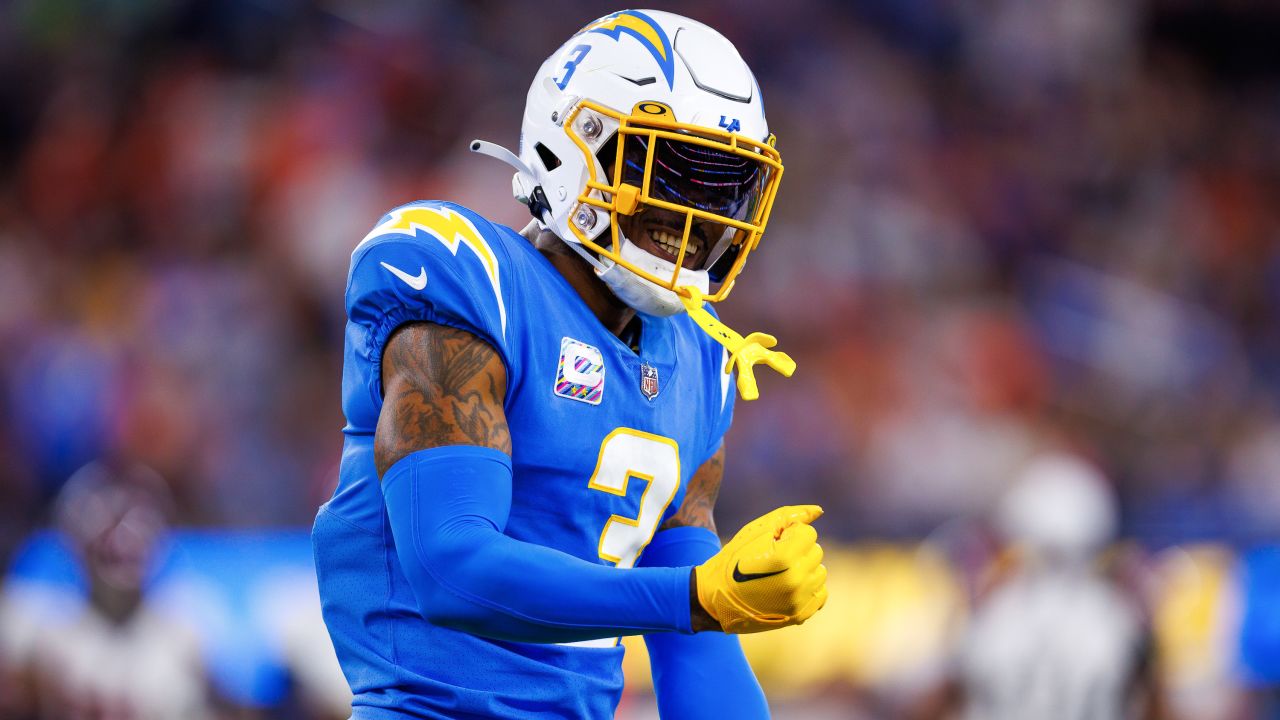 Los Angeles Chargers linebacker Khalil Mack (52) against the Denver Broncos  in an NFL football game, Monday, Oct. 17, 2022, in Inglewood, Calif.  Chargers won 19-16. (AP Photo/Jeff Lewis Stock Photo - Alamy