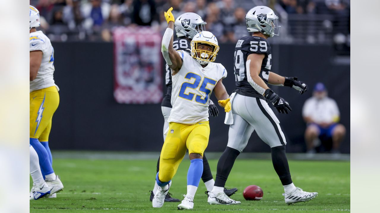 FBF: Los Angeles Chargers-Raiders rock uniforms from '63 in 2009 game