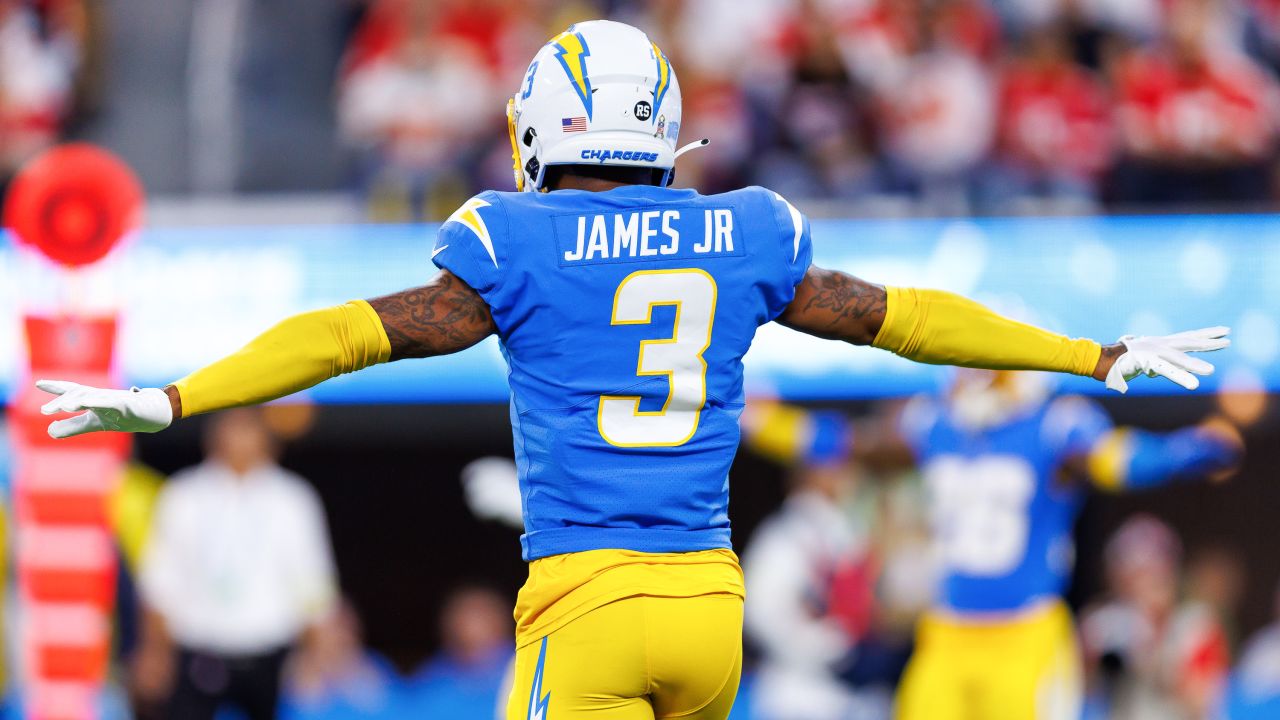 Los Angeles Chargers linebacker Khalil Mack (52) against the Denver Broncos  in an NFL football game, Monday, Oct. 17, 2022, in Inglewood, Calif.  Chargers won 19-16. (AP Photo/Jeff Lewis Stock Photo - Alamy