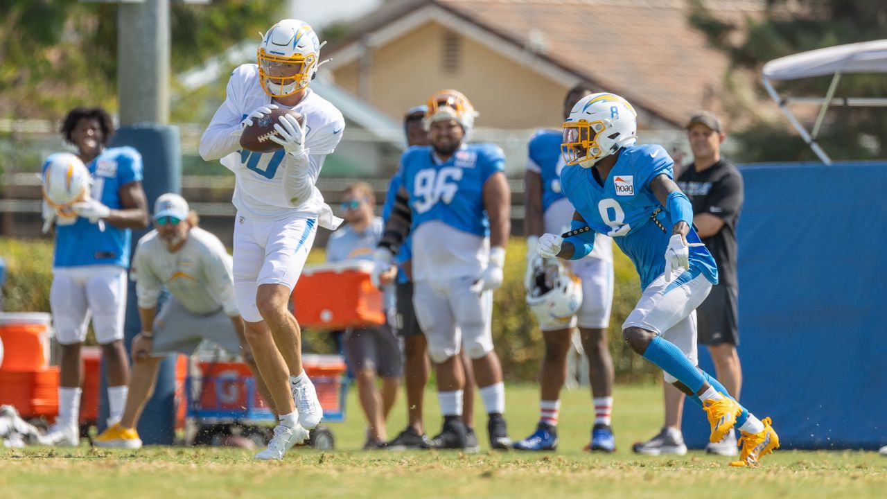 Chargers Community on Twitter: Agoura-Oak Park #Chargers Youth Football  team meeting LaDainian Tomlinson and running out of the tunnel before  #KCvsLAC #LetsPlayFootball  / X