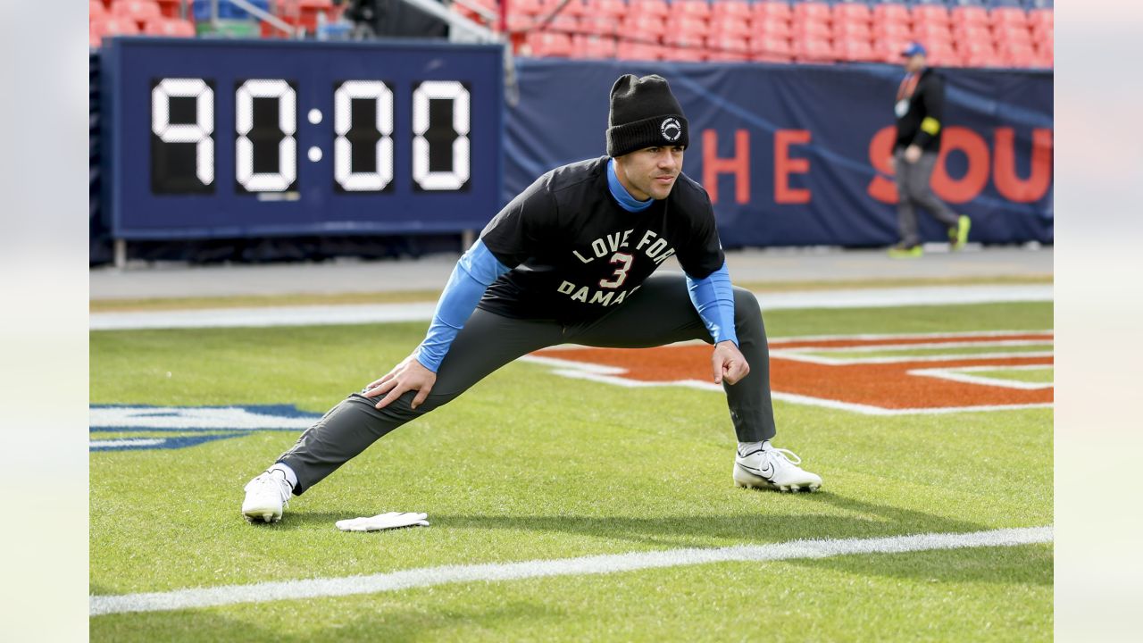 Pregame photos: Broncos arrive and prepare for Week 18 game vs. Chargers