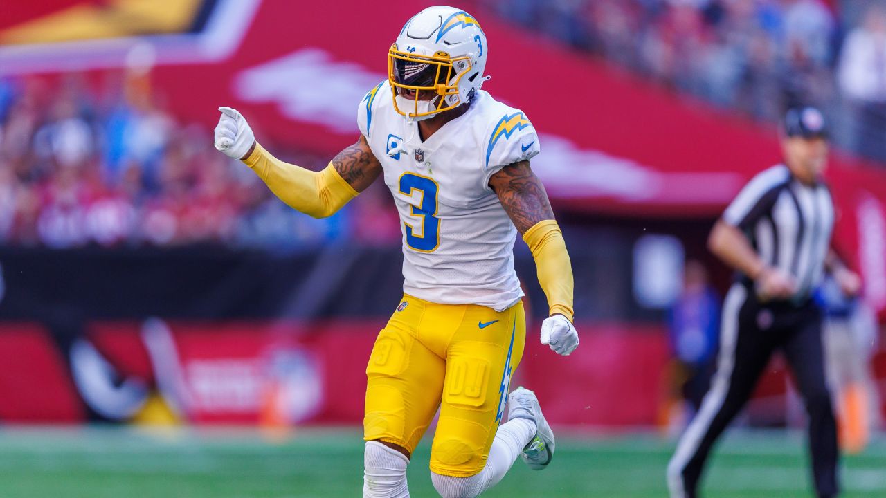 Los Angeles Chargers linebacker Khalil Mack (52) against the Denver Broncos  in an NFL football game, Monday, Oct. 17, 2022, in Inglewood, Calif.  Chargers won 19-16. (AP Photo/Jeff Lewis Stock Photo - Alamy