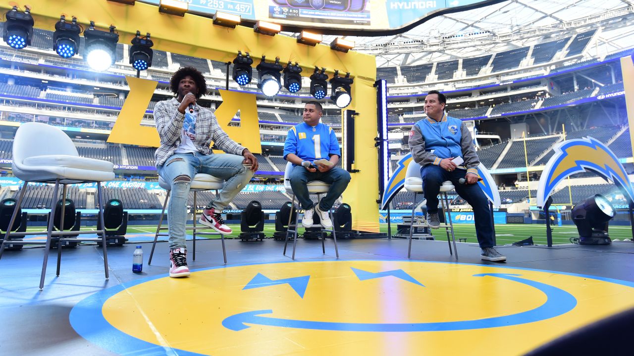 snoopdogg performs at the @Chargers draft fest 