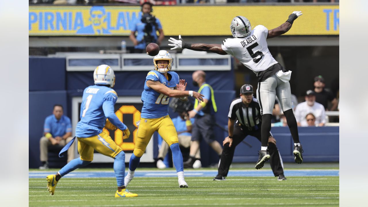 Las Vegas Raiders arrive at SoFi Stadium for Week 4 matchup against the Los  Angeles Chargers, Arrivals