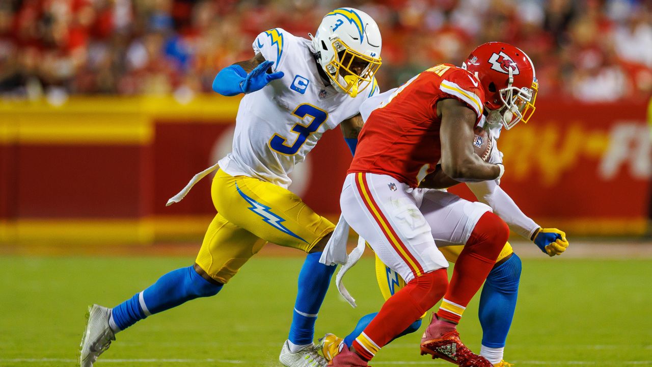 Los Angeles Chargers linebacker Khalil Mack (52) against the Denver Broncos  in an NFL football game, Monday, Oct. 17, 2022, in Inglewood, Calif.  Chargers won 19-16. (AP Photo/Jeff Lewis Stock Photo - Alamy