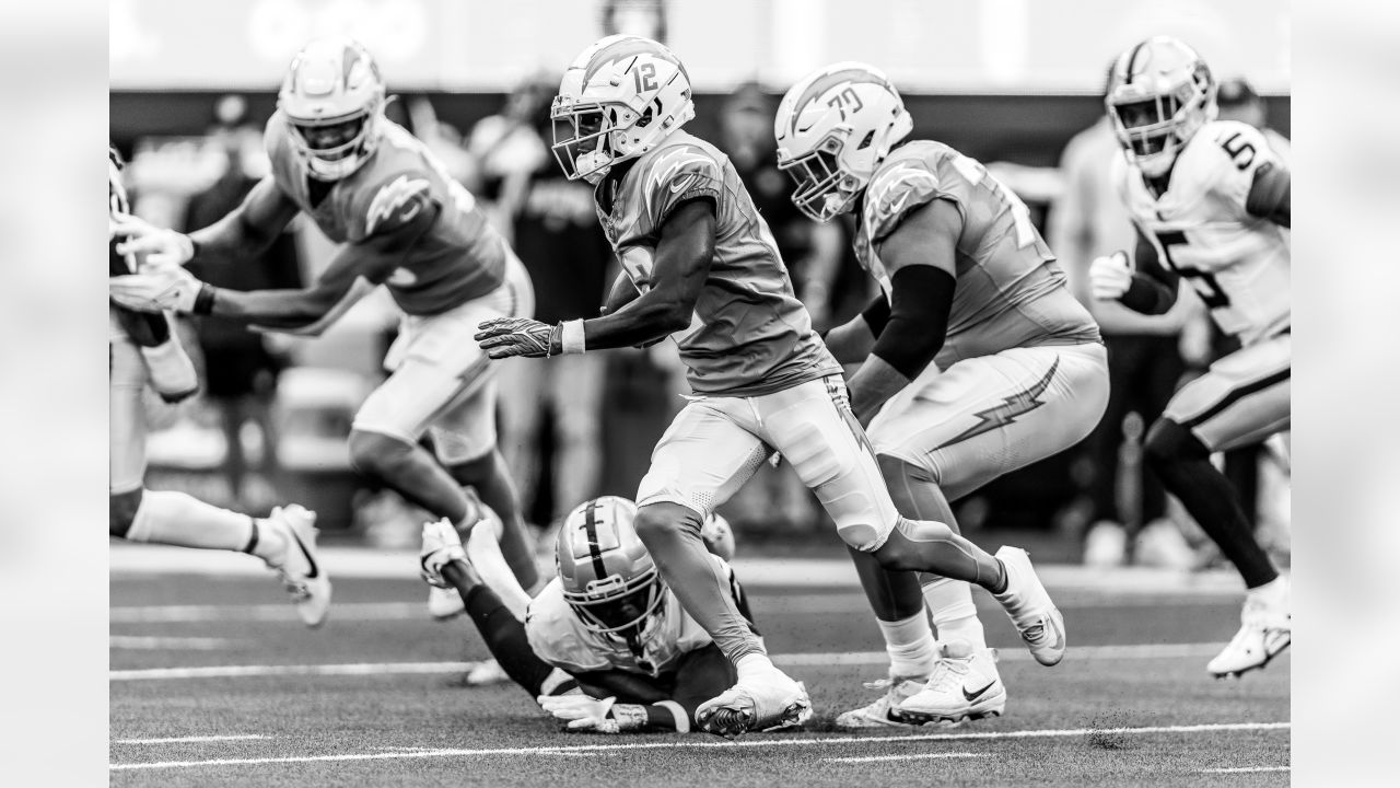 Justin Herbert won't miss time after playing through fractured finger in  the Chargers' 24-17 win