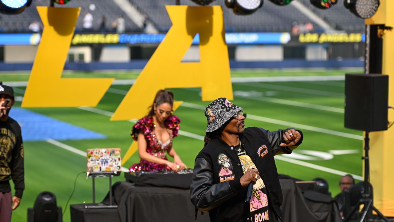 snoopdogg performs at the @Chargers draft fest 