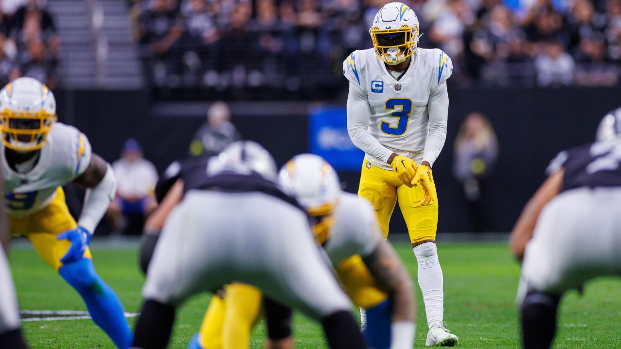 Los Angeles Chargers linebacker Khalil Mack (52) against the Denver Broncos  in an NFL football game, Monday, Oct. 17, 2022, in Inglewood, Calif.  Chargers won 19-16. (AP Photo/Jeff Lewis Stock Photo - Alamy