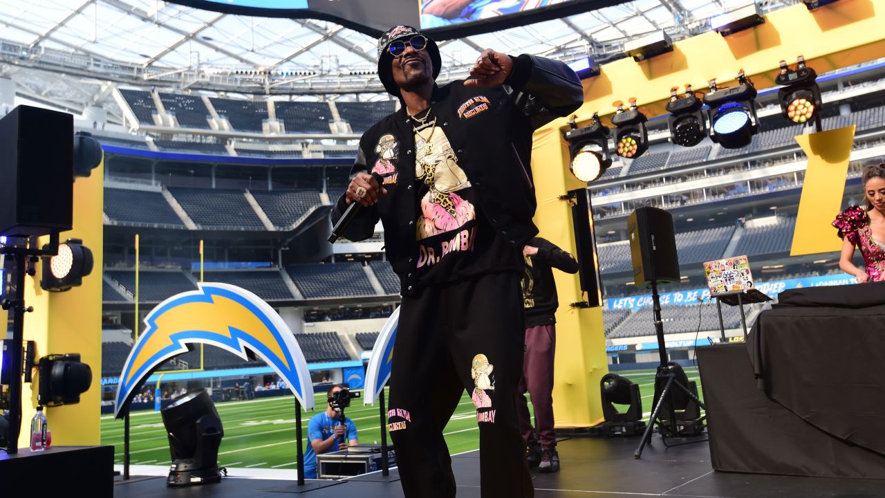 ESTRELLA TV - Únete a nosotros junto con los @chargers para el 2022 Draft  Fest and Open House con Snoop Dogg como invitado especial! HOY en el Sofi  Stadium empezando a las