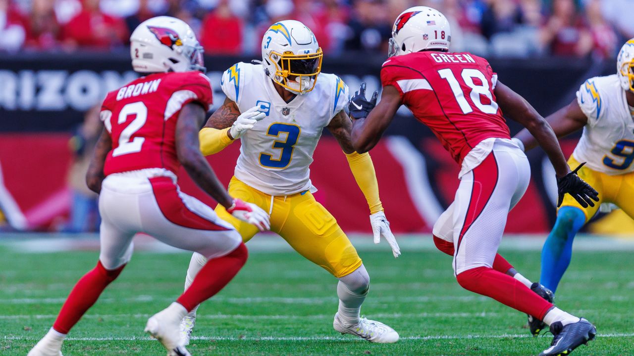 Los Angeles Chargers linebacker Khalil Mack (52) against the Denver Broncos  in an NFL football game, Monday, Oct. 17, 2022, in Inglewood, Calif.  Chargers won 19-16. (AP Photo/Jeff Lewis Stock Photo - Alamy