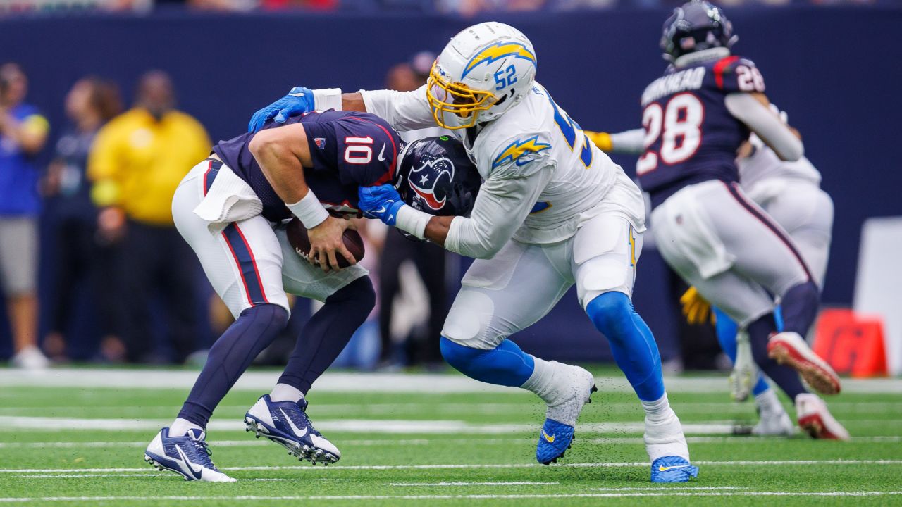 Los Angeles Chargers linebacker Khalil Mack (52) against the Denver Broncos  in an NFL football game, Monday, Oct. 17, 2022, in Inglewood, Calif.  Chargers won 19-16. (AP Photo/Jeff Lewis Stock Photo - Alamy