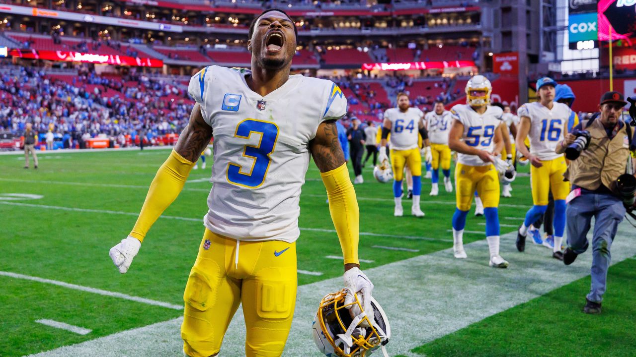 Los Angeles Chargers linebacker Khalil Mack (52) against the Denver Broncos  in an NFL football game, Monday, Oct. 17, 2022, in Inglewood, Calif.  Chargers won 19-16. (AP Photo/Jeff Lewis Stock Photo - Alamy