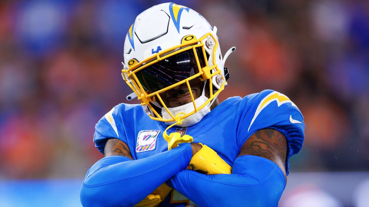 Los Angeles Chargers linebacker Khalil Mack (52) against the Denver Broncos  in an NFL football game, Monday, Oct. 17, 2022, in Inglewood, Calif.  Chargers won 19-16. (AP Photo/Jeff Lewis Stock Photo - Alamy