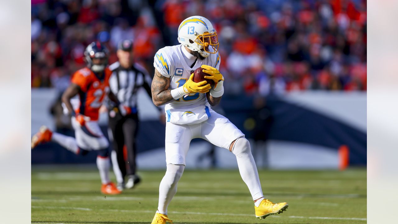 Los Angeles Chargers wide receiver Mike Williams (81) warms ups