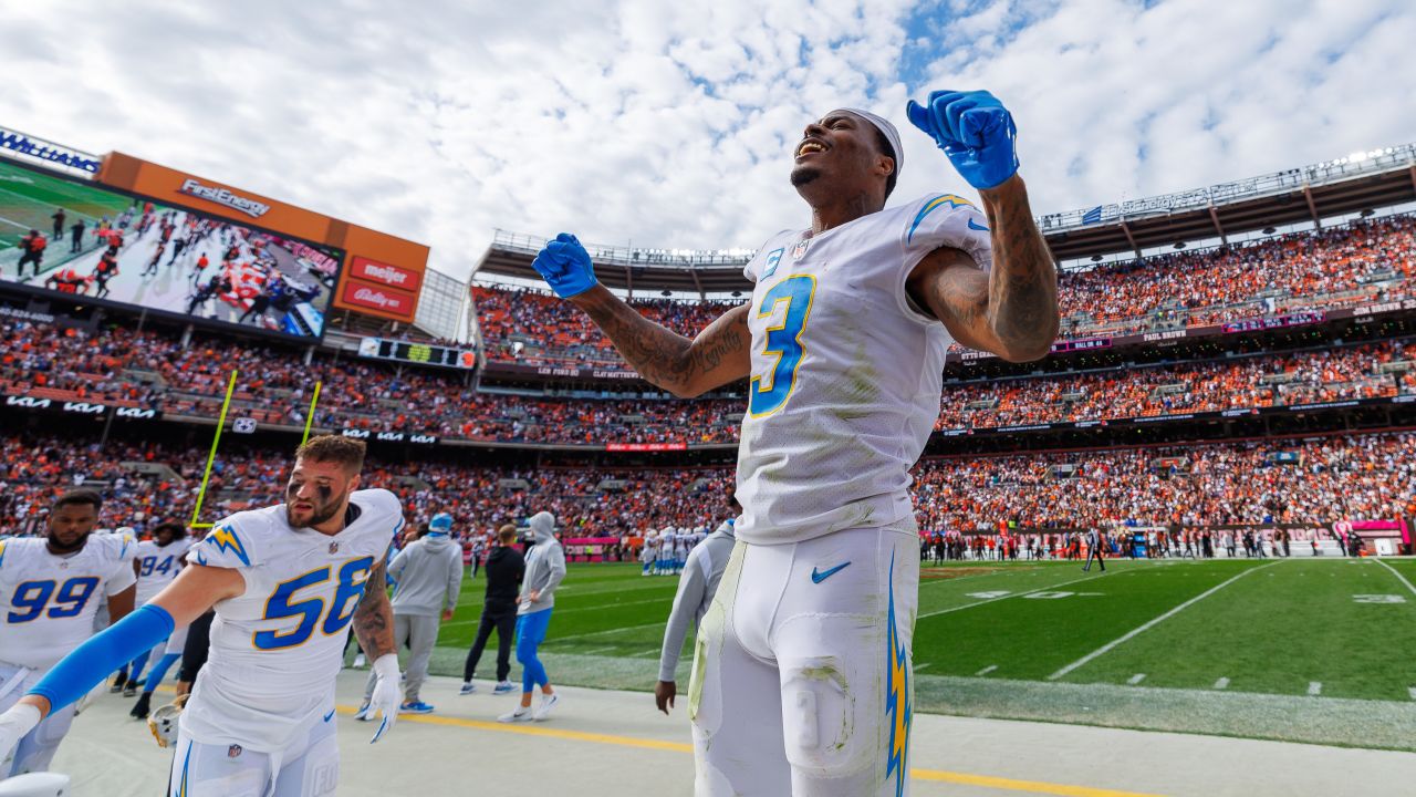 Los Angeles Chargers linebacker Khalil Mack (52) against the Denver Broncos  in an NFL football game, Monday, Oct. 17, 2022, in Inglewood, Calif.  Chargers won 19-16. (AP Photo/Jeff Lewis Stock Photo - Alamy