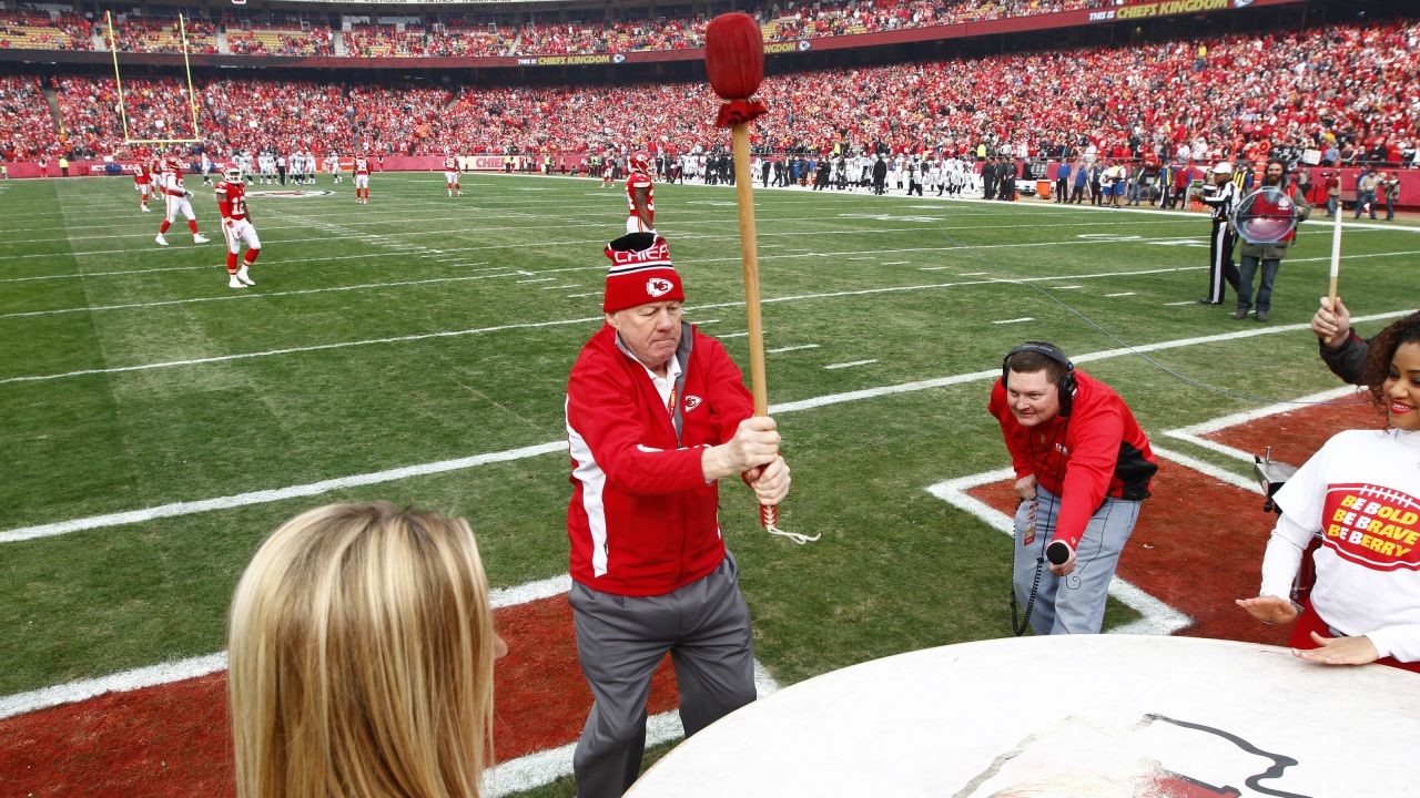 Chiefs line up in 'choir huddle' to honor the late Len Dawson