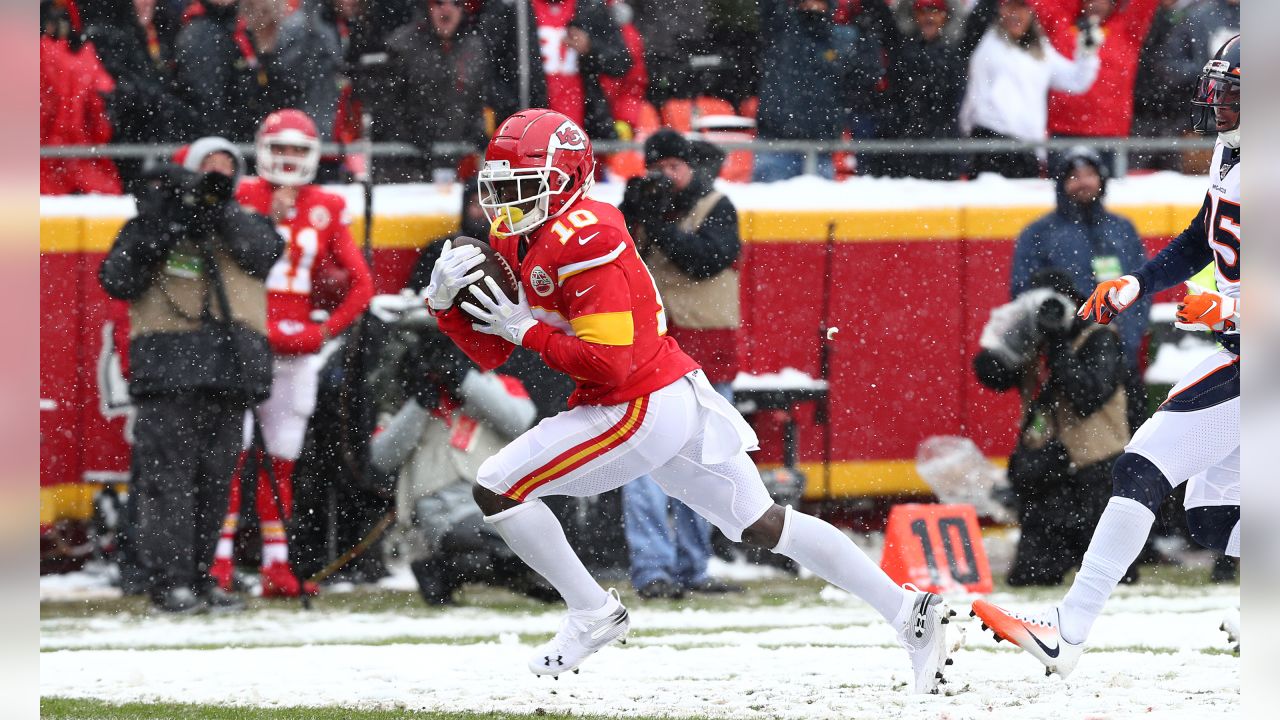 Chiefs roll to 23-3 victory over Broncos at snowy Arrowhead - The San Diego  Union-Tribune