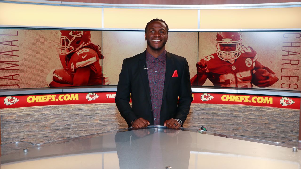Former player Jamaal Charles signs one day contract to retire a Chief.