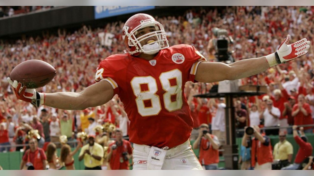 Travis Kelce pays tribute to Tony Gonzalez on Red Friday